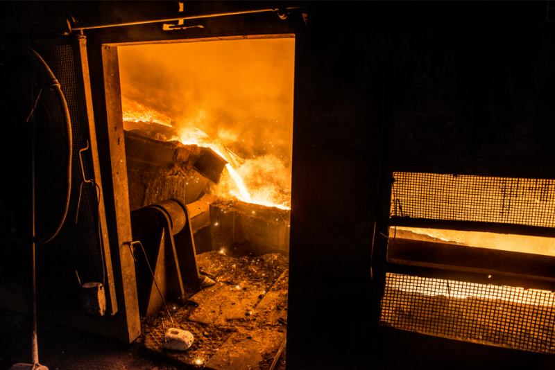 un feu brûlant à l'intérieur d'un bâtiment à côté d'un banc