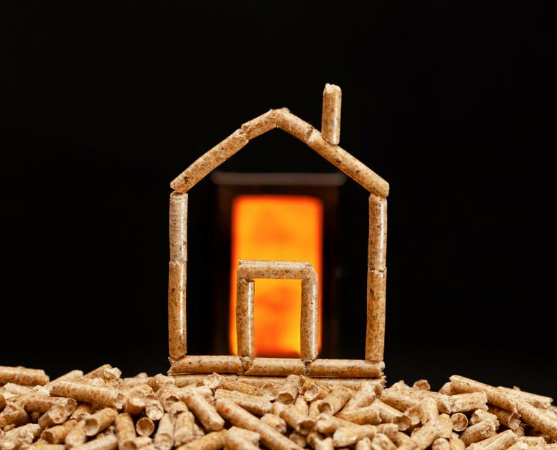 une maison faite de crackers posée sur une pile de cacahuètes